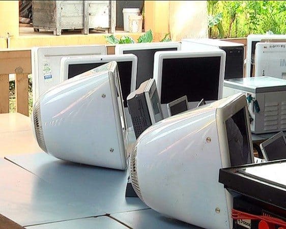 Nisi o masini computers sa foai mai e le Rotary Woolongong mai i Ausetalia
