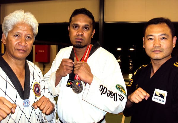 Master Faalavelave Frank Frost, Taia Fonoti, ma Master Jet Kang Lee, o loo galulue faatasi ma Master Frank Frost i le Taekwondo Queensland
