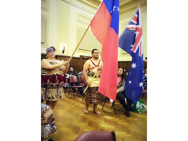 Toluma‘anave Tania Boyte ma Fuaialii Anthony Sofe o loo momoli atu  tagavai a malo e lua (Samoa & Ausetalia)